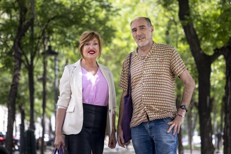 La presidenta de la Federación Plataforma Trans, Mar Cambrollé, junto a Eugeni Rodríguez, director del Observatori Contra l'Homofobia, posan tras la reunión mantenida con el ministro de Interior, Fernando Grande-Marlaska, este miércoles en Madrid. EFE/ Daniel Gonzalez