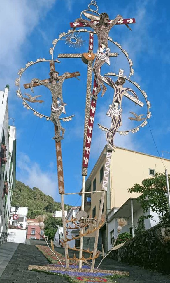 Mazo se engalana con los arcos y tapices del Corpus Christi