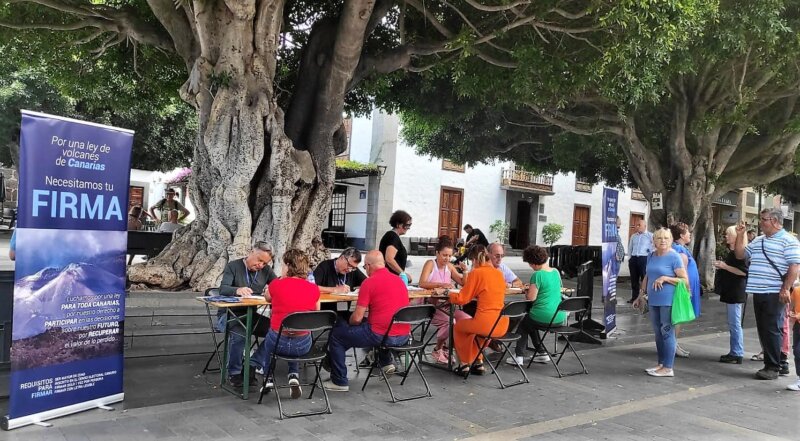 Firmas en apoyo de una ley de volcanes en Los Llanos. Imagen cedida