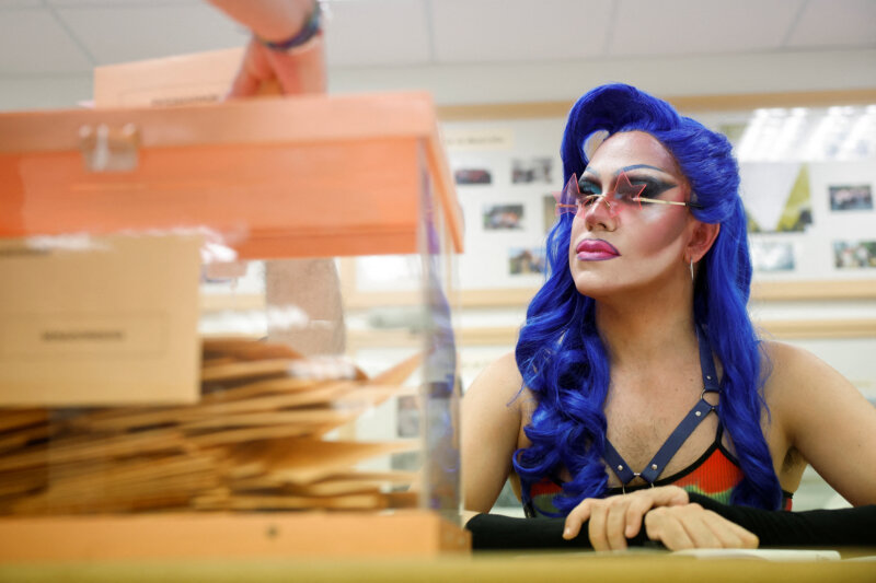 Es una de las imágenes curiosas de la jornada. El Drag Onyx en la mesa electoral de un colegio de Madrid / Reuters / Juan Medina 
