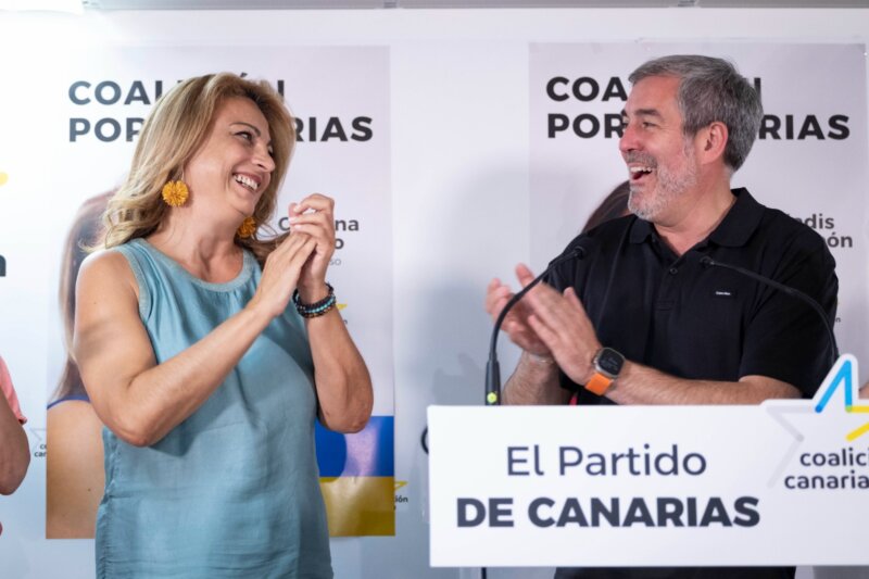 La candidata de CC por la provincia de Santa Cruz de Tenerife celebra junto al secretario general de Coalición Canaria Fernando Clavijo el conseguir representación en el Congreso de los Diputados / Coalición Canaria