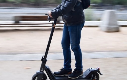 Un conductor de un patinete en estado grave tras chocar contra un coche en Lanzarote