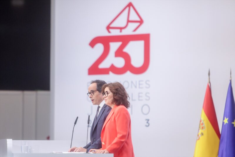 El secretario de Estado de Comunicación, Francesc Vallès, y la subsecretaria del Ministerio del Interior, Isabel Goicoechea, durante una rueda de prensa de difusión de datos electorales, en el Centro Nacional de Difusión de Datos en la Feria de Madrid IFEMA, a 23 de julio de 2023, en Madrid (España). / Ricardo Rubio / Europa Press 23/7/2023