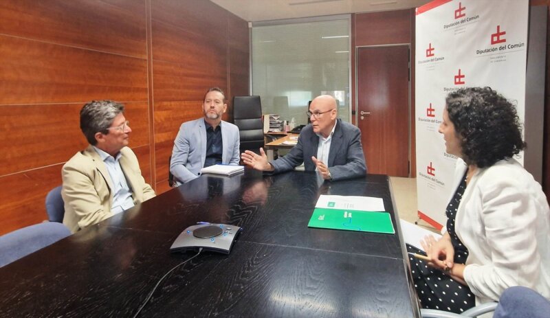 Representantes de la Asociación Española Contra el Cáncer (AECC) de Tenerife y Gran Canaria durante su reunión con el Diputado del Común, Rafael Yanes; la adjunta segunda, Milagros Fuentes; y los asesores de la Institución / Europa Press