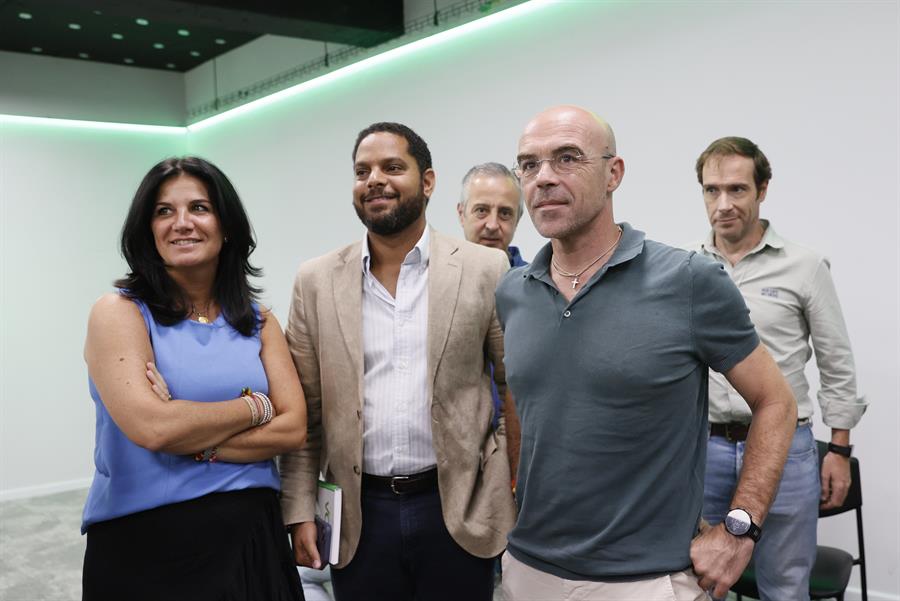 El vicepresidente de Vox, Jorge Buxadé (c), la diputada María Ruiz Solás (i) y el secretario general de Vox, Ignacio Garriga (2i) durante la rueda de prensa celebrada en la sede del partido este lunes en Madrid tras las elecciones generales de ayer. EFE/ Mariscal