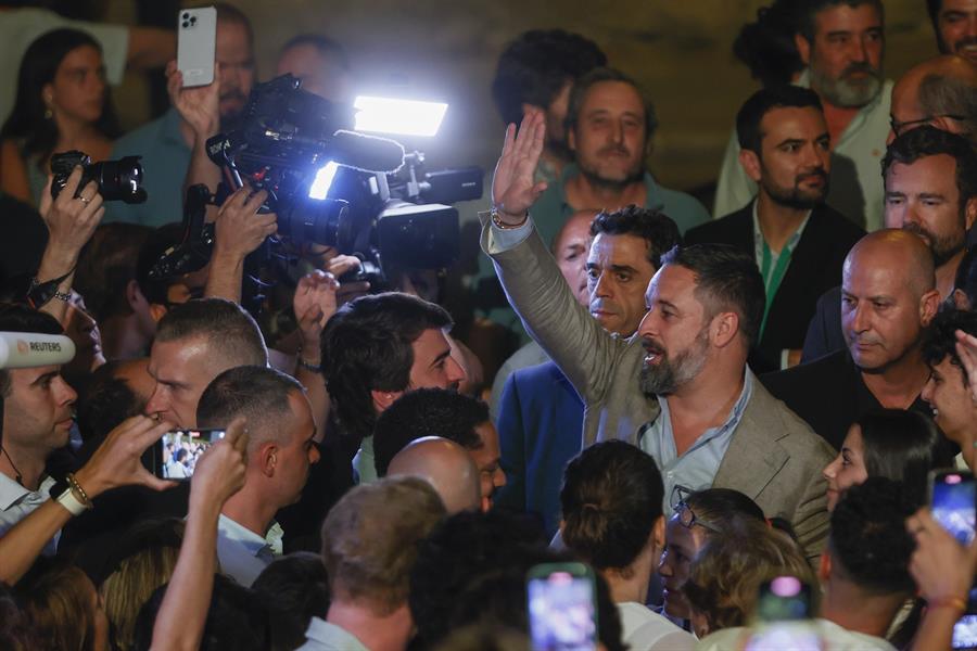 El presidente de Vox, Santiago Abascal, saluda a los simpatizantes que se han acercado a la sede de su formación en Madrid tras conocerse los resultados de las elecciones celebradas hoy Domingo