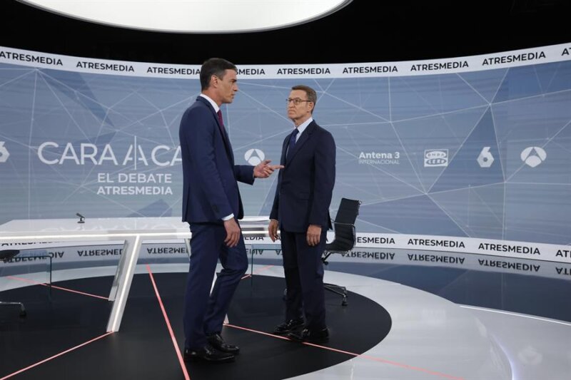 Pedro Sánchez y Alberto Núñez Feijóo minutos antes del inicio del cara a cara