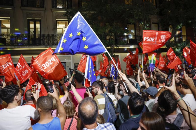 Vista general de la sede del PSOE, donde militantes y simpatizantes socialistas esperan las declaraciones del presidente del Gobierno y líder del PSOE, Pedro Sánchez, durante el seguimiento de la noche electoral de los comicios generales de este domingo en España