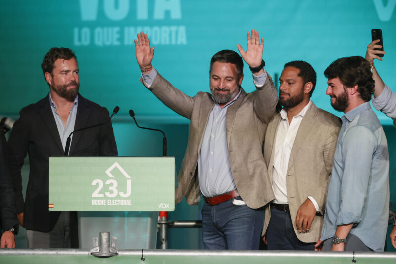 El presidente de Vox, Santiago Abascal, comparece ante los medios de comunicación en su sede de Madrid tras conocerse los resultados de las elecciones celebradas hoy Domingo. EFE / Mariscal.