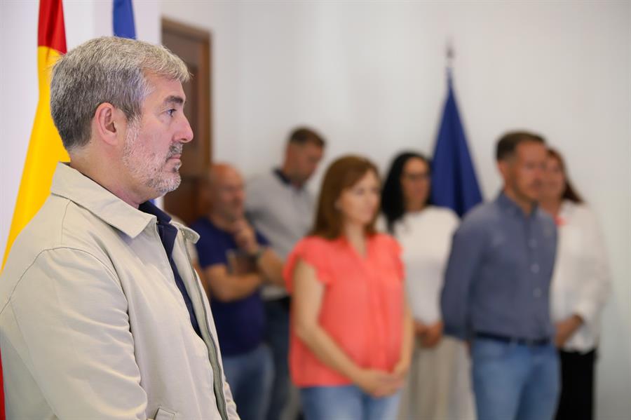 El presidente de Canarias, Fernando Clavijo (en la pantalla, 1d), ha tenido que intervenir por videoconferencia desde La Palma, desde donde sigue el incendio forestal de La Palma con los consejeros de Presidencia y Transición Ecológica, en el acto de toma de posesión de los consejeros de su Gobierno que se celebraba en Santa Cruz de Tenerife. EFE/Ramón de la Rocha