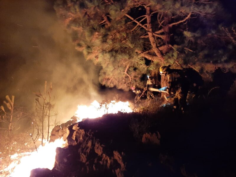 Mejora la situación del incendio de Arafo, en Tenerife, pero sigue sin poder controlarse