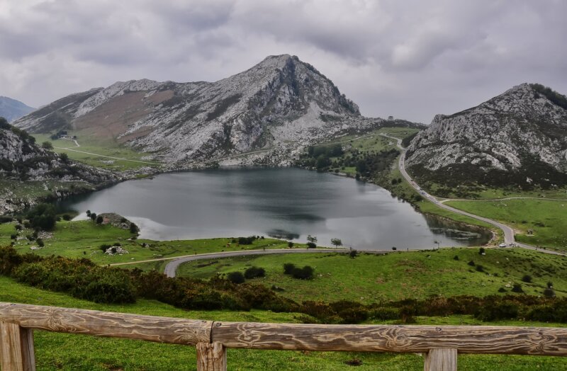 Varios heridos al volcar una guagua con niños en la subida a Lagos de Covadonga