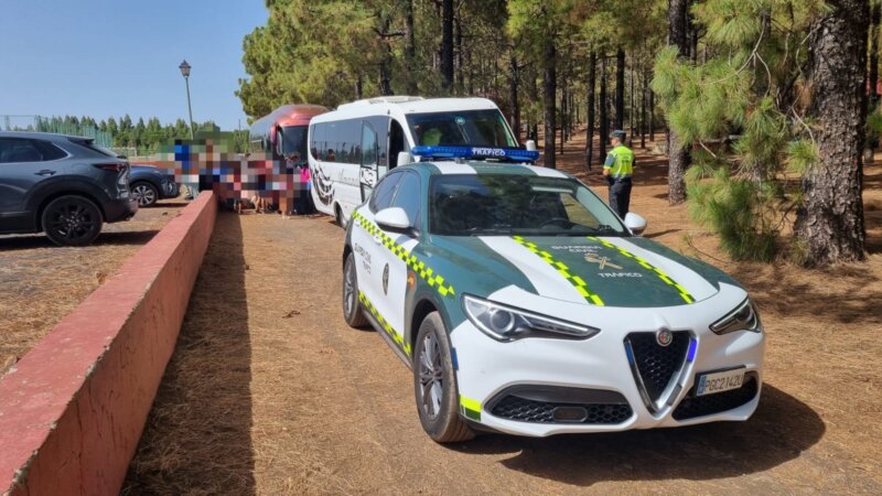 Imagen de la Guardia Civil en el momento del desalojo de los niños y niñas de dos campamentos en la zona próxima al incendio / Guardia Civil 