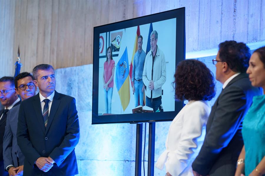 El presidente de Canarias, Fernando Clavijo (en la pantalla, 1d), ha tenido que intervenir por videoconferencia desde La Palma, desde donde sigue el incendio forestal de La Palma con los consejeros de Presidencia y Transición Ecológica, en el acto de toma de posesión de los consejeros de su Gobierno que se celebraba en Santa Cruz de Tenerife. EFE/Ramón de la Rocha