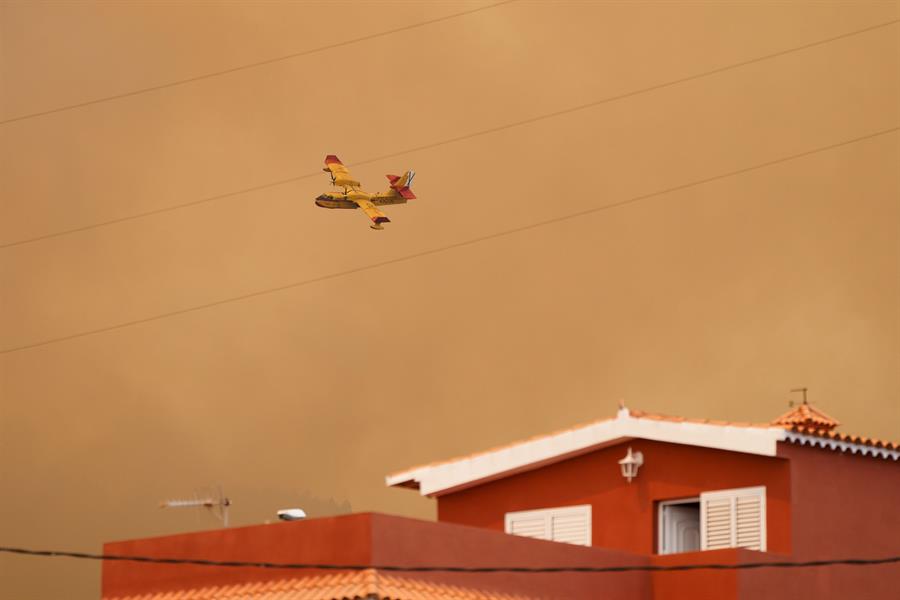 17/08/2023.-Tres hidroaviones participan en las labores de extinción de incendio forestal en el municipio tinerfeño de El Rosario, muy cercano al núcleo poblacional de La Esperanza, que ha sido confinado. EFE/Ramón de la Rocha