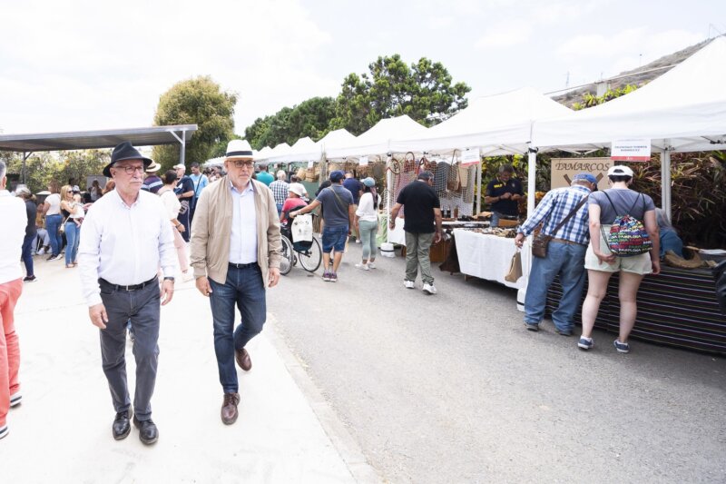 El Presidente del Cabildo de Gran Canaria, Antonio Morales, paseando por una feria artesanal