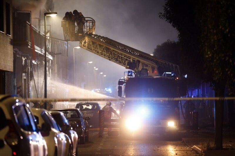 Un grupo de bomberos trabajan en el edificio que ha sufrido daños, a 1 de agosto de 2023, en Valladolid, Castilla y León (España). Una fuerte explosión de gas ha provocado el incendio del interior de un edificio ubicado en la calle Goya de Valladolid, según han informado la Policía Municipal y los Bomberos. La explosión tenía lugar sobre las 23.00 de la noche del martes 1 de agosto. 02 AGOSTO 2023 Joaquín Rivas / Europa Press