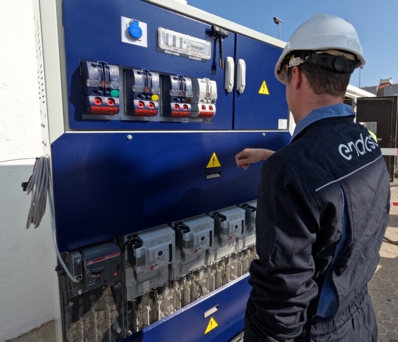 Imagen de archivo de un operario de Endesa trabajando en un cuadro eléctrico / Europa Press