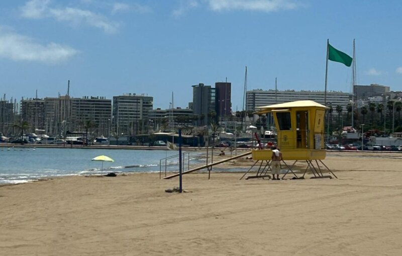 Reabren al baño La Puntilla y Las Alcaravaneras