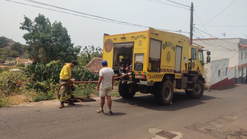 Entre este sábado y domingo llegarán a la isla desde la Península tres aviones más y otras tres brigadas contra incendios