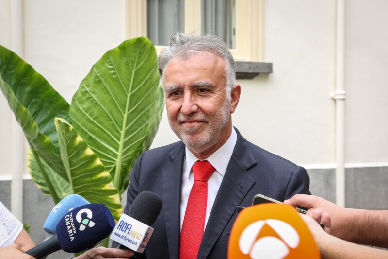 Ángel Víctor Torres atendiendo a los medios de comunicación