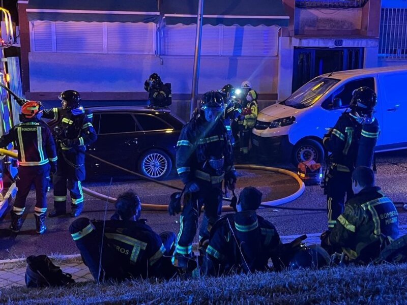 Efectivos de Bomberos de Madrid en un incendio en Hortaleza