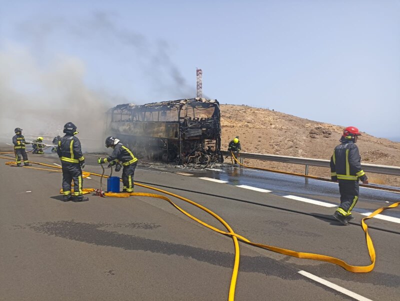 Una guagua se incendia en la GC-1