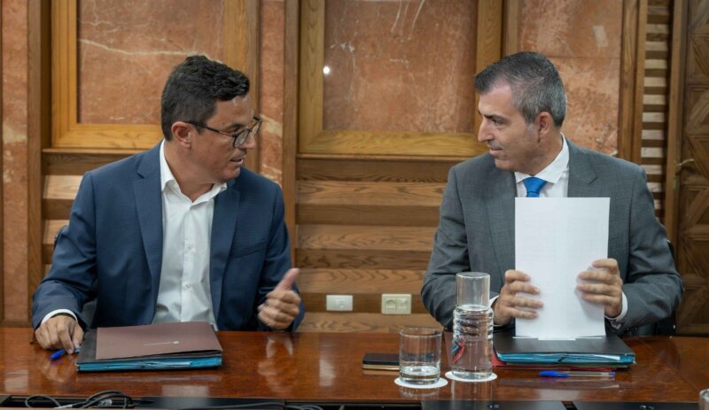 Imagen de Poli Suárez y Narvay Quintero durante el consejo de Gobierno. Foto Gobierno de Canarias 