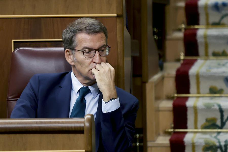 El líder del Partido Popular y candidato presidencial, Alberto Núñez Feijóo durante la segunda votación a su investidura, este viernes en el Congreso. EFE/Juan Carlos Hidalgo