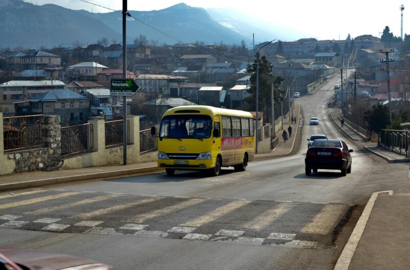 Vehículos en Nagorno Karabaj donde una explosión se ha cobrado la vida de 170 personas