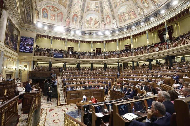 El presidente del PP y candidato a la presidencia del Gobierno, Alberto Núñez Feijóo (i) durante su discurso de investidura en la primera sesión del debate de su investidura este martes en el Congreso. EFE/Sergio Pérez