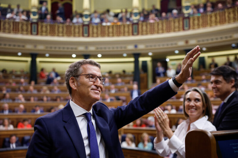 Alberto Núñez Feijóo tras finalizar su discurso recibe los aplausos del grupo popular / Reuters / Juan Medina