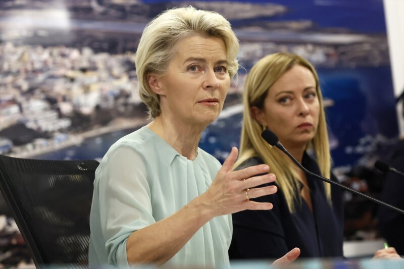 Von der Leyen propone un plan de acción para frenar la llegada de migrantes a Lampedusa, Italia