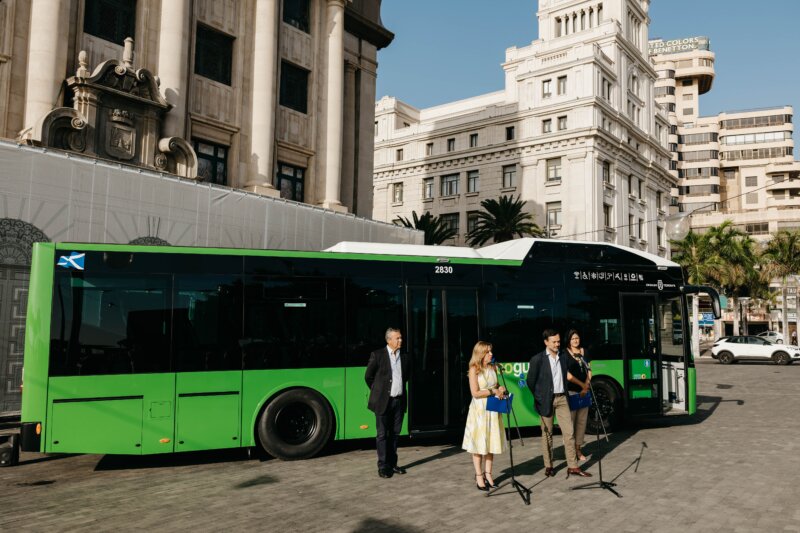 Rueda de prensa en la que Rosa Dávila ha anunciado que se habilitarán dos guaguas lanzadera con la ULL