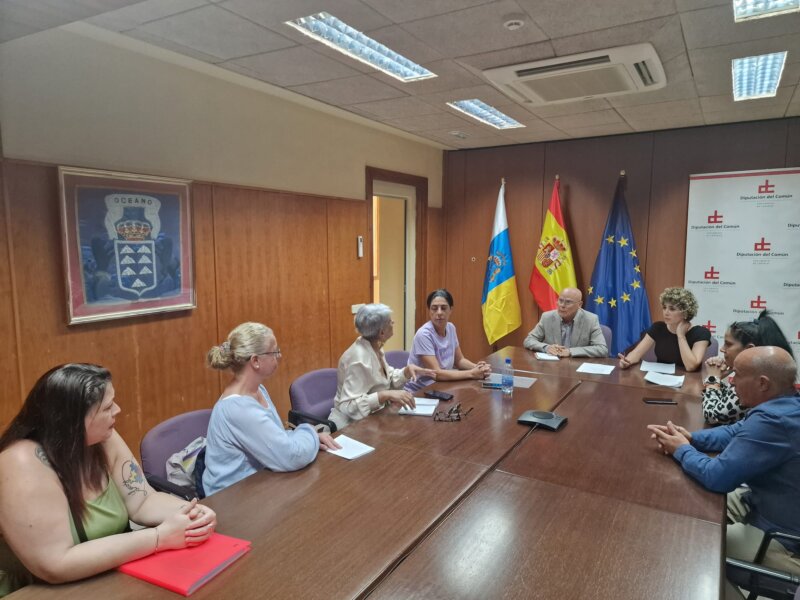 Reunión de familiares de usuarios del centro de San José de Las Longueras con el Diputado del Común. Imagen cedida