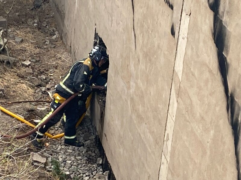 Imagen de los trabajos que se lleva a cabo en la cochera para extinguir el fuego