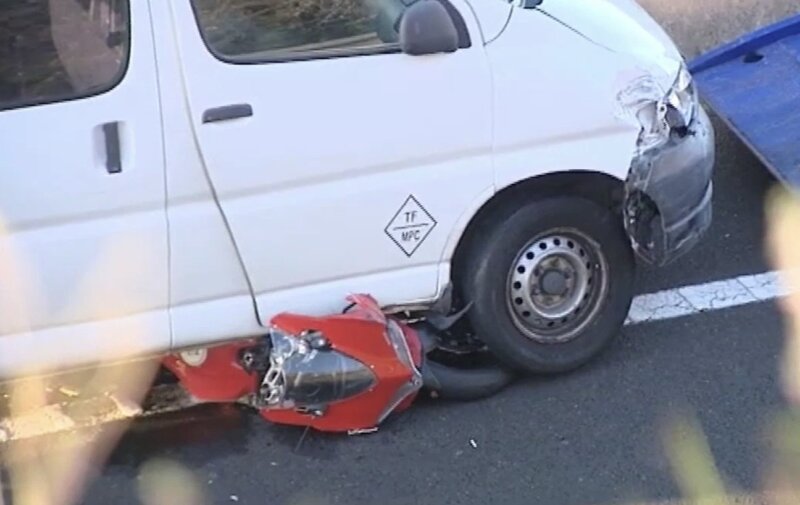 Un accidente de tráfico entre una moto y una furgoneta