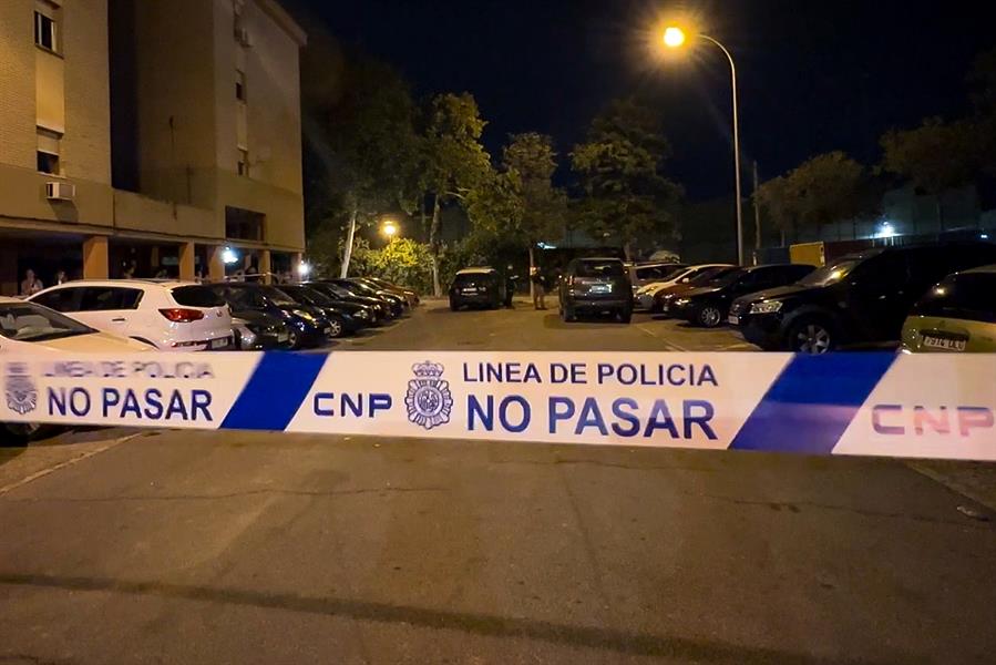 Miembros de la Unidad Militar de Emergencias, con perros especializados, han participado esta noche en la búsqueda en las inmediaciones de la estación de Santa Justa de Sevilla del joven cordobés Álvaro Prieto, desaparecido desde el pasado jueves, un rastreo que ha durado unas dos horas y que ha finalizado sin éxito. EFE/ David Arjona