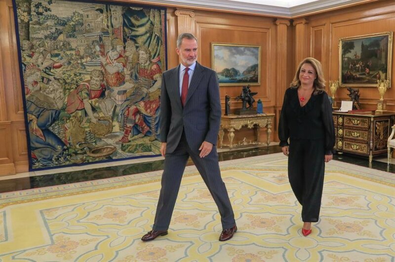 El rey Felipe VI se reúne este lunes con la portavoz de Coalición Canaria en el Congreso, Cristina Valido, en el marco de la nueva ronda de consultas que abre el Monarca con los representantes de los partidos políticos para designar un nuevo candidato a la investidura del Gobierno de España. EFE/ Fernando Alvarado /POOL