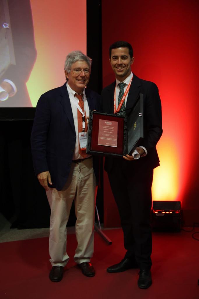 El doctor David González (d) recogiendo el premio, realizó su especialidad en el HUC