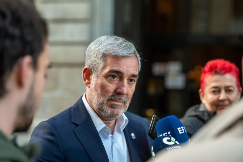 MADRID, 31/10/2023.- El presidente de Canarias, Fernando Clavijo, atiende a los medios de comunicación tras la reunión mantenida con la ministra de Hacienda en funciones, María Jesús Montero, este martes en Madrid. EFE/ Fernando Villar