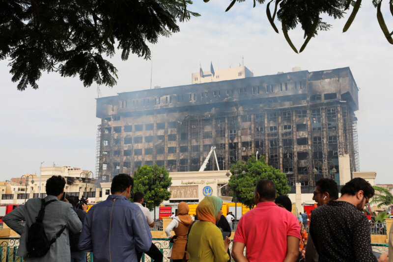 Continúan los trabajos para enfriar el edificio policial en Ismailia, Egipto / REUTERS / Mohamed Abd El Ghany 