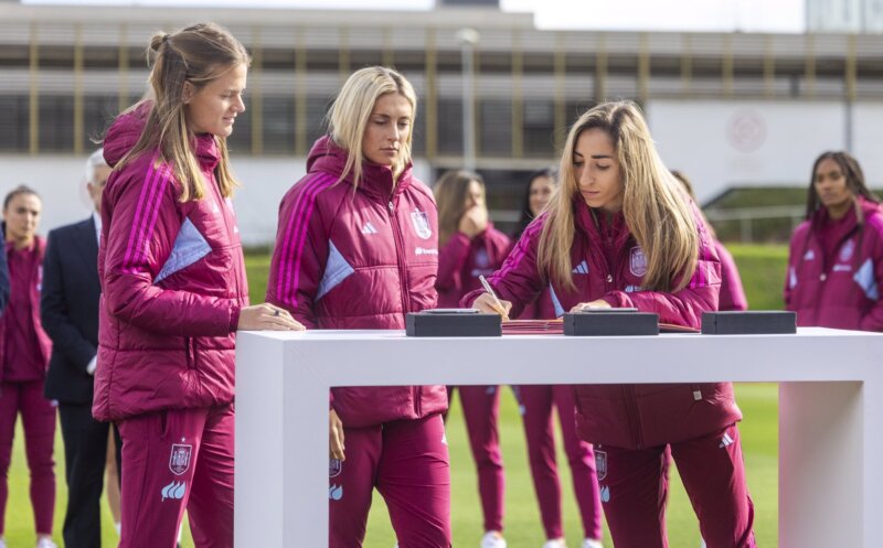 Firma del acuerdo del fútbol femenino.