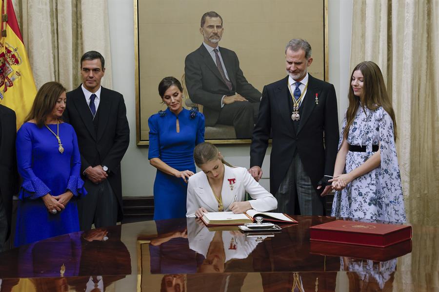 31/10/2023.- La princesa Leonor firma el libro de honor del Congreso, que estrena su segundo tomo hoy con el acto que acontece, en presencia de sus padres, los reyes Felipe y Letizia; su hermana, la infanta Sofía; el presidente del Gobierno, Pedro Sánchez (2i); y la presidenta del Congreso, Francina Armengol (i) , tras el acto de la jura de la Constitución de la Princesa de Asturias por su mayoría de edad ante las Cortes Generales, en una solemne sesión conjunta de las dos cámaras legislativas que se celebra este martes en el hemiciclo de la Cámara Baja. EFE/Ballesteros POOL