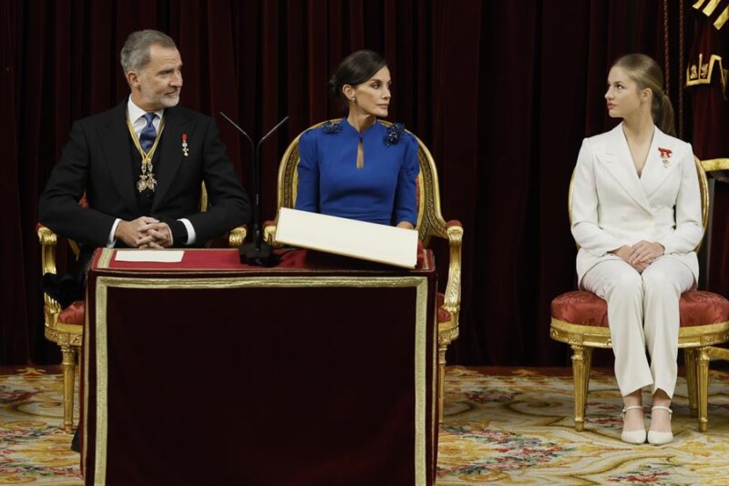 Los reyes Felipe y Letizia junto a la princesa Leonor durante el acto de la jura de la Constitución de la Princesa de Asturias por su mayoría de edad ante las Cortes Generales, en una solemne sesión conjunta de las dos cámaras legislativas que se celebra en el hemiciclo de la Cámara Baja. EFE/Ballesteros POOL