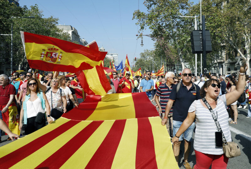 Aspecto de la protesta convocada por Societat Civil Catalana (SCC) bajo el lema "No en mi nombre. Ni amnistía, ni autodeterminación", para rechazar toda concesión a ERC y JxCat en la negociación para la investidura del próximo presidente del Gobierno, a la que asisten los líderes del PP, Alberto Núñez Feijóo, y de Vox, Santiago Abascal, este domingo en Barcelona.