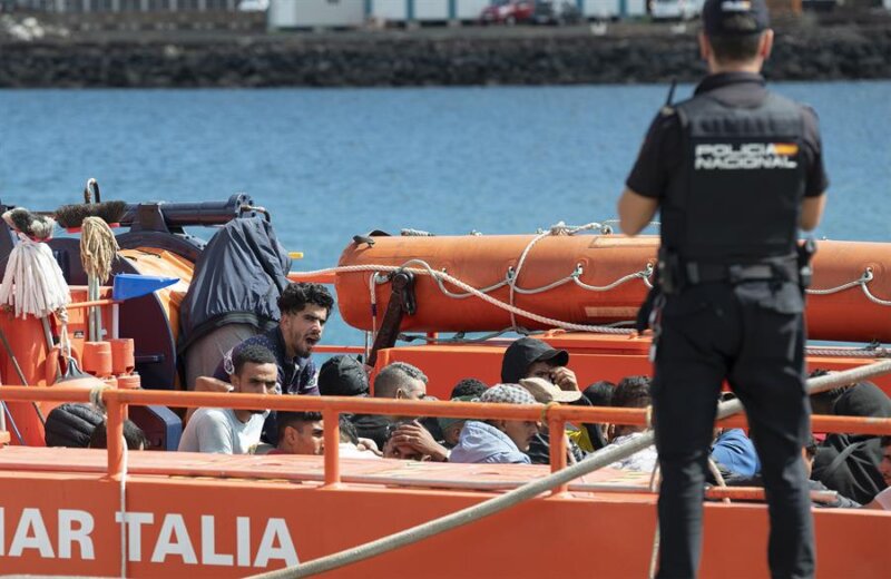 La Guardamar Talía, de Salvamento Marítimo, ha socorrido este jueves a unos 18 kilómetros al este de Lanzarote a 44 inmigrantes de origen magrebí que intentaban llegar a la isla en una neumática, entre ellos un niño. Todos ellos han desembarcado en el puerto de Arrecife. EFE/Adriel Perdomo