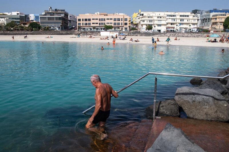 Gente en la playa en Puerto del Rosario Fuerteventura durante la ola de calor