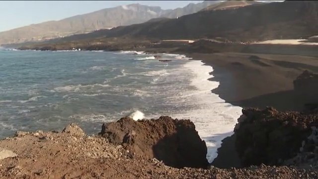 Un grupo de científicos estudia la fauna bajo la colada lávica del Tajogaite