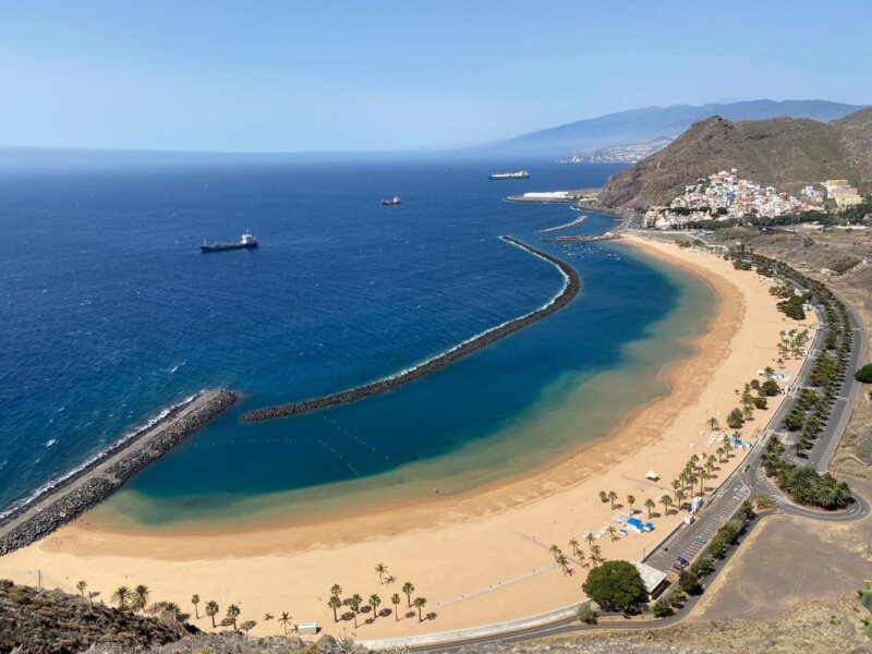 Grave un hombre tras ser rescatado en la playa de Las Teresitas